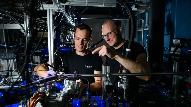 Bosch Research employees at the Bosch Research Campus in Renningen, Germany, at work on fuel cells.
