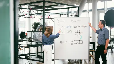Zwei Bosch Research Experten diskutieren ihre Forschungsarbeit an unserem Forschungscampus in Renningen, Deutschland