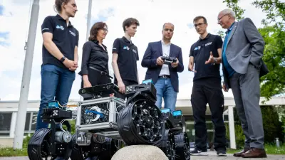 Kai Weeber, handing over his share of the prize money from the German Future Prize to the AEROSPACE LAB Herrenberg-Gäu.