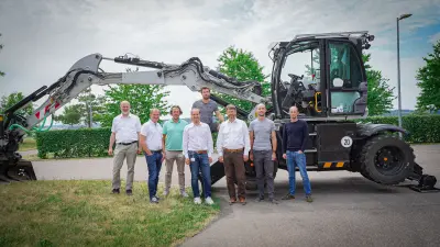 Together with Bosch Rexroth, Bosch Research is developing assistance functions for excavator operators, for example for precise grading. The picture shows the research group in front of an excavator.