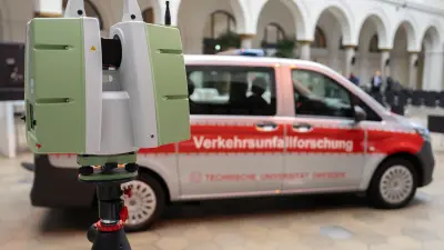 A traffic accident research vehicle is at the GIDAS event in Berlin, in which Bosch Research also took part.