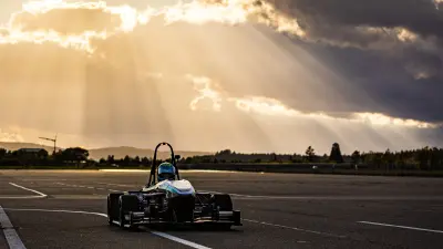 Elektro-Rennwagen-Testfahrzeug auf der Teststrecke des Bosch-Forschungscampus in Renningen, Deutschland, kurz vor Sonnenaufgang. Maximilian Partenfelder, Informatikstudent an der Universität Stuttgart, fährt den Elektro-Rennwagen.