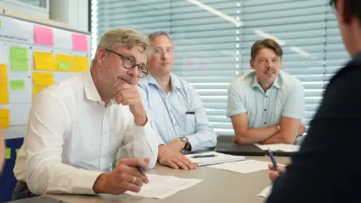 Members of the jury from Bosch Research and the Bosch Health Campus carefully review the results of the final pitch event of the AI Hackathon.