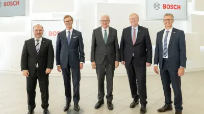 Gruppenfoto von Dr. Udo-Martin Gómez; Professor Dr. Stefan Asenkerschbaumer; Ministerpräsident von Baden-Württemberg Winfried Kretschmann; Dr.-Ing. Stefan Hartung und Dr. Michael Kessler beim 10-Jahres-Fest des Forschungscampus Renningen.