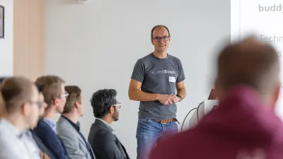 Dr. Claudius Gläser bei einem Treffen des Kooperationsprojektes in Renningen, Deutschland. Das Bild zeigt ihn bei einem Vortrag über das Projekt.