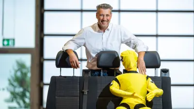With his research, Gian wants to find out what influence a seat rotated pre-crash has on the occupant position and safety.