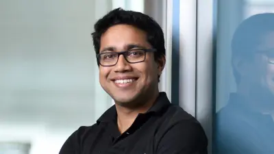 Porträtfoto von Samarjit Das vor einer Glastrennwand stehend.