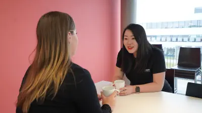 Research expert Dr. Xia Lijuan (Bella) having coffee with a Bosch Research associate.
