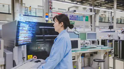 KI-Lösungen von Bosch Research und BCAI finden in allen Bosch Geschäftsbereichen Anwendung. Eine Expertin von Bosch Research sieht an einem Computer in einem Labor Daten ein, die in einem Blauton aus dem Bildschirm hervorstechen.