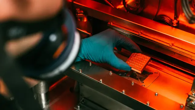 A researcher at Bosch Research researches and develops intelligent sensors in the laboratory.