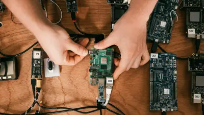 Die Hände eines Bosch Research Mitarbeiters tüftelt an elektronischen Schaltkreisen für den neuen Konnektivitätsstandard Matter.