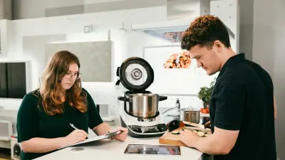 Bosch Research Mitarbeiter testen in einer Küche den mit Foresight ausgestatteten Kochassistenten.