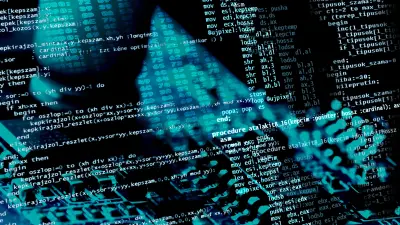 Computerprogrammierung mit weißem Quellcode auf blauem Elektronik-Hintergrund.