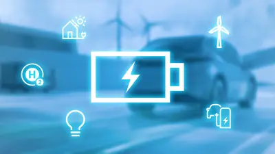 Als großes Hauptsymbol ist eine Batterie mit Blitzsymbol in der Mitte platziert, umgeben von weiteren Symbolen, die die verschiedenen Aspekte der Elektrifizierung darstellen: ein Windrad, ein Auto neben einer E-Ladesäule, eine Glühbirne, ein Haus mit Solarzellen sowie das Symbol für Wasserstoff spiegeln eine nachhaltige Energiestrategie wider.