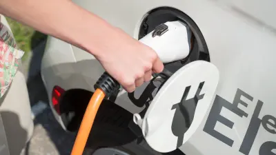 Bild eines Elektroautos, das gerade an eine Ladestation angeschlossen wird. Bosch Research entwickelt Ladetechnologien für Fahrzeuge, Gebäude und Ladeinfrastruktur.