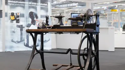 The picture shows Robert Bosch’s 130-year-old lathe, which was equipped for Industry 4.0 in 2016. 