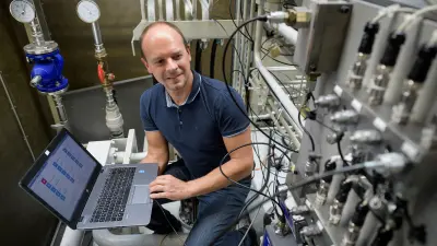 The picture shows a Bosch software programmer at work.
