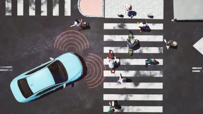 Bild einer Kreuzung mit Fußgängerüberweg. Aus der Vogelperspektive ist ein Auto zu sehen. In der Grafik sind Signalwellen eingezeichnet, die verschiedene Assistenzsysteme wie Fußgängererkennung darstellen.