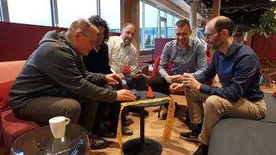 Die Experten der Bosch-Unfallforschung sitzen an einem Tisch und diskutieren einen Unfallhergang.