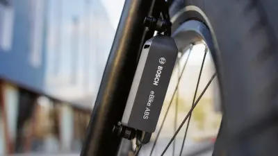 Nahaufnahme eines Fahrradrades, an dem ein Bosch eBike ABS zu sehen ist.