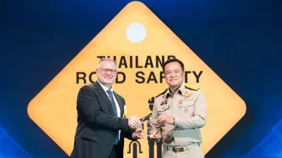 Thomas Lich receiving the Prime Minister’s Road Safety Award 2024 for Bosch in Bangkok