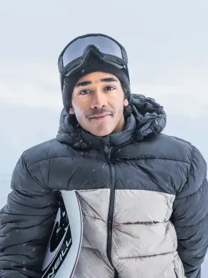A portrait of snowboarder and content creator Yanneck Konda.
