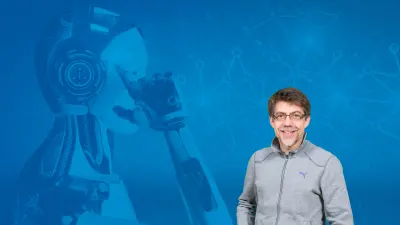 KI-Experte Matthias Hein steht vor einem blauen Hintergrund. Die Grafik zeigt eine stark vergrößerte Computerplatine.