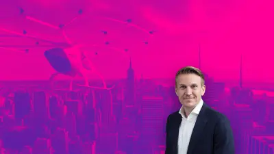 Christian Bauer vor einem violetten Hintergrund.