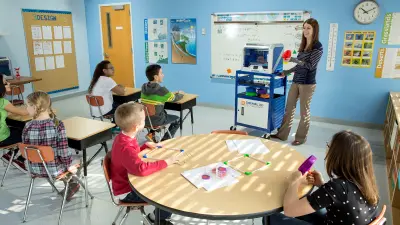 Schüler der Jefferson High School im Klassenzimmer. Vorne steht eine Lehrerin und erklärt, wie ein 3D-Drucker von Dremel funktioniert.