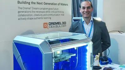 Rafael Franca, der das Geschäftsentwicklungsteam bei Dremel in den USA führt, vor einem 3D-Drucker von Dremel.
