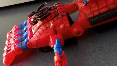Eine per 3D-Druck gefertigte Handprothese in Spiderman-Optik.