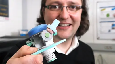 Jan Tremel, head of the Center of Competence for 3D Printing, with a complex plastic part from the 3D printer