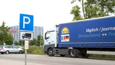 Lkw fährt auf einen kameraüberwachten Parkplatz