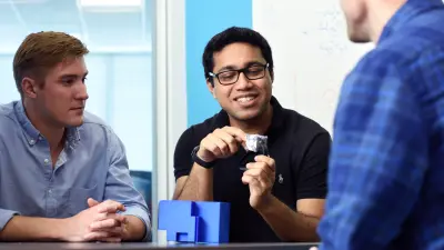 Samarjit Das und zwei Kollegen im Gespräch bei einem Meeting.