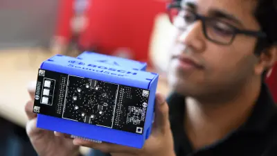 Bosch-Experte Samarjit Das blickt auf SoundSee in seinen Händen.