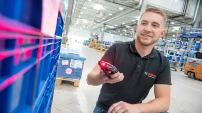 Wareneingangsmitarbeiter im Bosch Werk Homburg quittieren Ware mit einem Scanner anhand eines Barcodes.