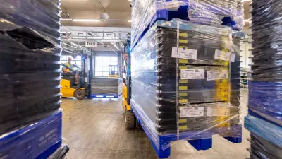 Paletten treffen im Wareneingang des Bosch Werks Eisenach ein.