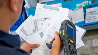 Logistikmitarbeiter von Bosch erfasst Labels auf Paletten.