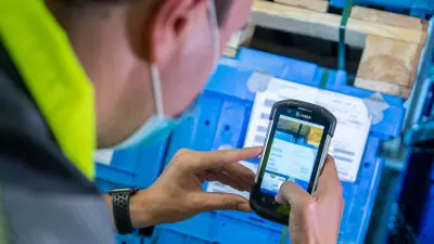 Ware wird bei der Ankunft am Bosch Standort Eisenach per Per Handy-App fotografiert.