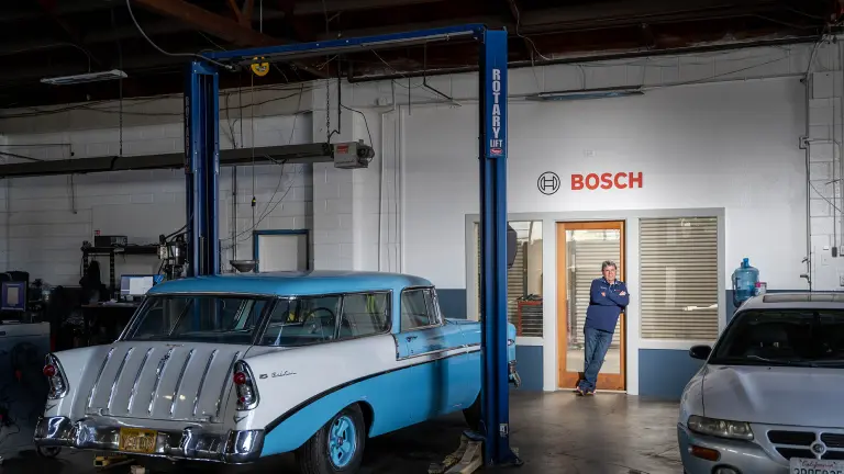 Bosch Auto Service Center with cars and tools.