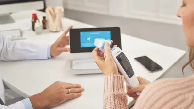 Doctor explains to the patient how the Bosch Solution works.
