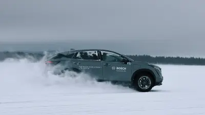 Ein Testauto von Bosch mit Brake-by-Wire fährt durch den Schnee.