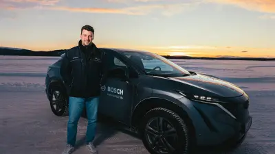 Uwe Ongert steht vor einem Auto.