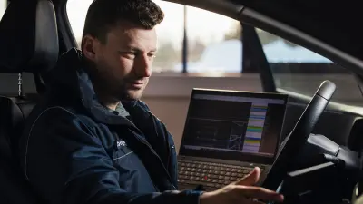 Ein Mann sitzt in einem Auto.