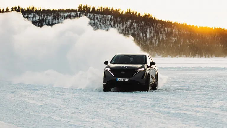 Ein Testauto fährt durch den Schnee.