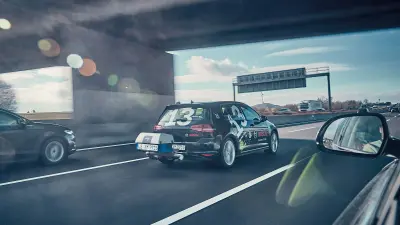 Das Diesel-Testfahrzeug fährt mit hoher Geschwindigkeit auf der Autobahn