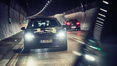 Das Testfahrzeug fährt durch einen Tunnel in Stuttgart.