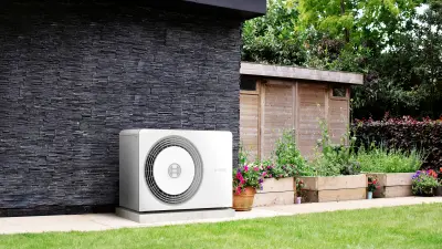 eine Bosch-Wärmepumpe in einem Garten