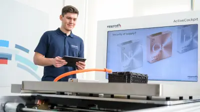 Ein Bosch-Mitarbeiter stellt einen innovativen Recycling-Prozess für Batterien von Elektroautos vor.