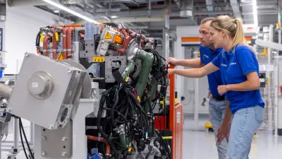 Zwei Bosch-Mitarbeitende arbeiten am Stack einer mobilen Brennstoffzelle